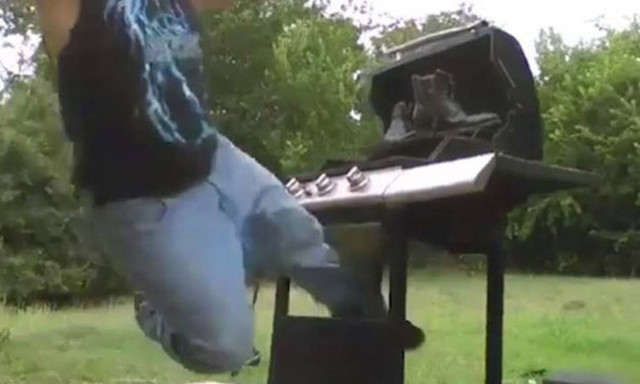 Kλωτσάει με μίσος το μπάρμπεκιου γιατί… δεν έψηνε καλά τις μπριζόλες! 