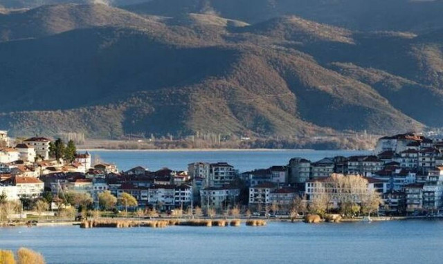 Κορονοϊός: «Έρημη» η Καστοριά μετά το lockdown - Άδειοι δρόμοι, κλειστά καταστήματα (pics)