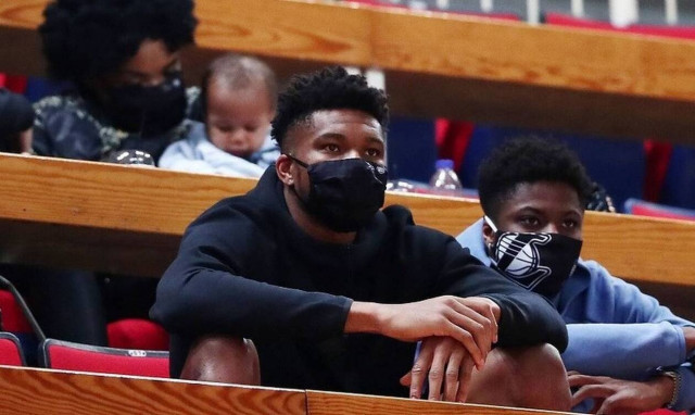 Γιάννης Αντετοκούνμπο: Η φωτογραφία πατέρα και γιου με θέα την Ακρόπολη