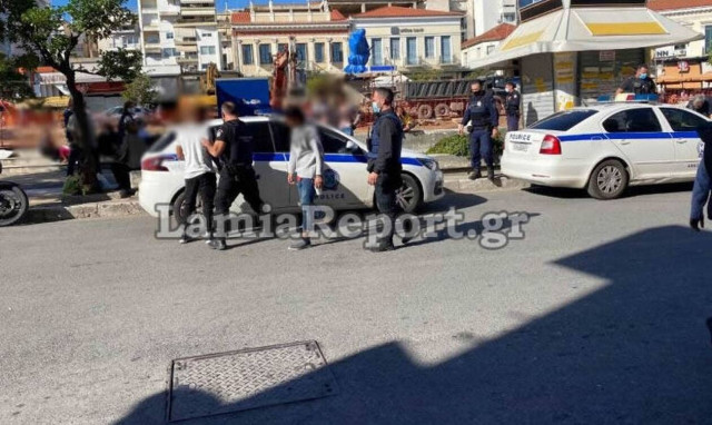 Λαμία: Ανήλικες ρομά παρενοχλούσαν ηλικιωμένο μέσα στην πλατεία