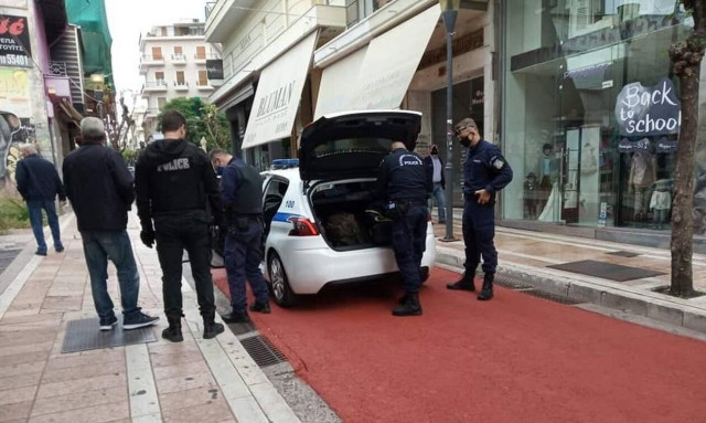 Τρόμος στο Αγρίνιο: Άνδρας μαχαίρωσε δύο γυναίκες στο κέντρο της πόλης (φωτο)