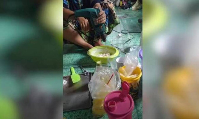 Απίθανη νοικοκυρά: Έφτιαξε κέικ με... τρυπάνι! (video)