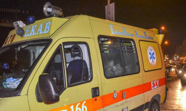 Λαμία: Σοβαρό τροχαίο - Tραυματίστηκε οδηγός μηχανής