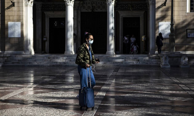 Κορονοϊός: «Αγγίζουμε» τα 1.000 κρούσματα - Αγωνία για τις ΜΕΘ - Συναγερμός σε Σέρρες, Θεσσαλονίκη