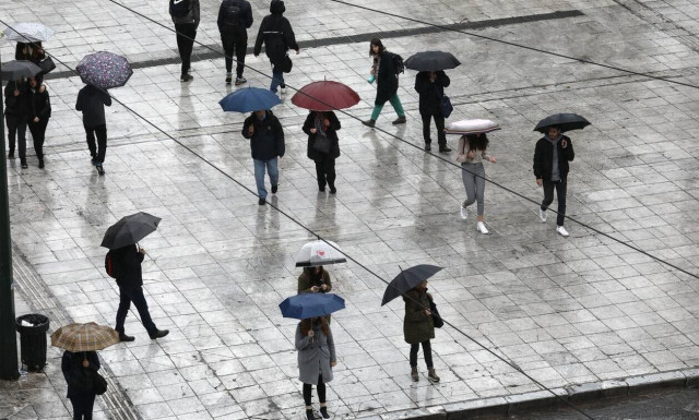 Καιρός: Συνεφιασμένη Κυριακή με βροχές και καταιγίδες - Πού θα βρέξει (χάρτες)