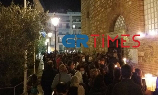Θεσσαλονίκη: Απίστευτες εικόνες έξω από τον ναό του Αγίου Δημητρίου - Ουρές κόσμου για προσκύνημα