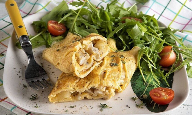 Άκης Πετρετζίκης: Ομελέτα με κοτόπουλο