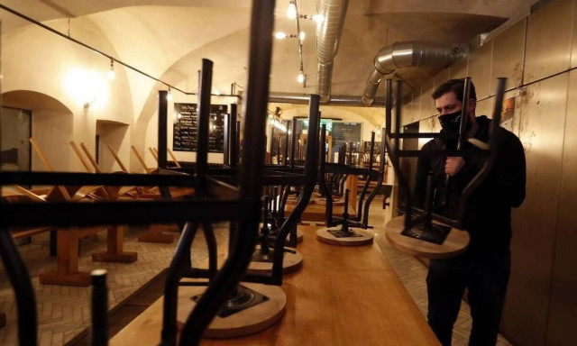 Κορονοϊός Τσεχία: Απαγόρευση κυκλοφορίας και περιορισμούς λειτουργίας σε καταστήματα λιανικής