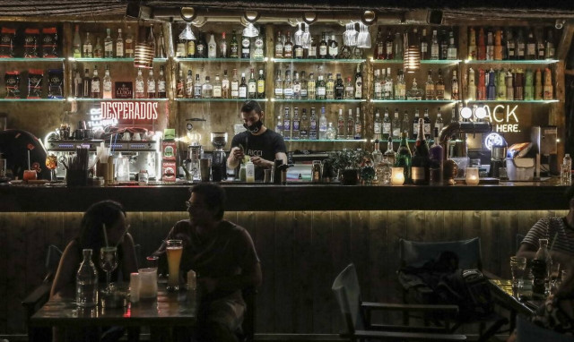 Κορονοϊός: Αστυνομικός «έσπασε» την καραντίνα - «Πιάστηκε» να πίνει ποτά σε μπαρ του Πειραιά 