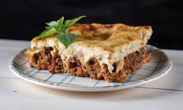 Άκης Πετρετζίκης: Κανελόνια με κιμά και μπεσαμέλ