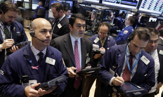 Καθίζηση στη Wall Street υπό το βάρος της έξαρσης της πανδημίας - Κατρακύλα για το πετρέλαιο