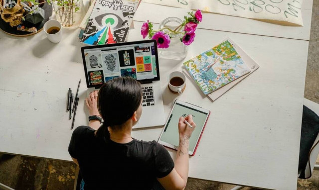 Παρατείνεται η υποχρεωτική τηλεργασία για το 40% των εργαζομένων 