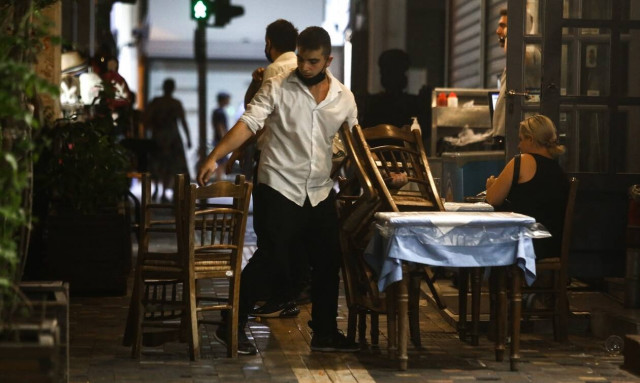 Κορονοϊός: Μείωση ωραρίου σε εστίαση και διασκέδαση εισηγούνται οι λοιμωξιολόγοι