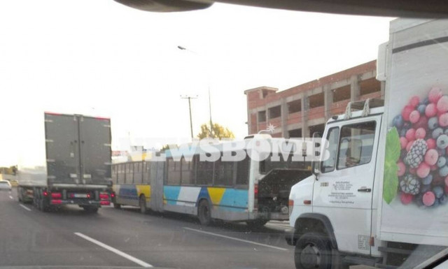 Κίνηση στην Εθνική Οδό από βλάβη σε λεωφορείο (pics)