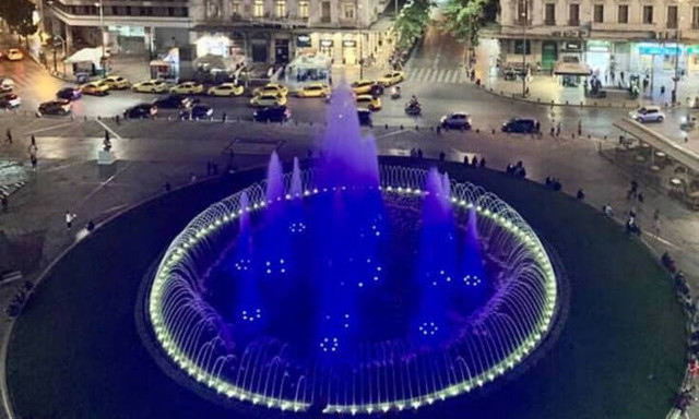 Δήμος Αθηναίων: Στα γαλανόλευκα το συντριβάνι της Ομόνοιας για την 28η Οκτωβρίου 