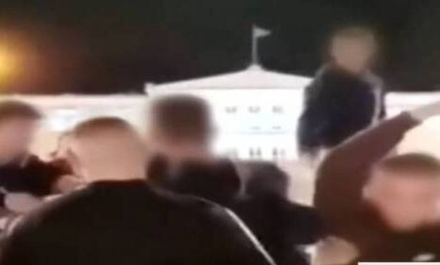 Συγκλονιστικό ντοκουμέντο: Συμμορία ανηλίκων χτυπά με αγριότητα νεαρό για ένα κινητό στο Σύνταγμα