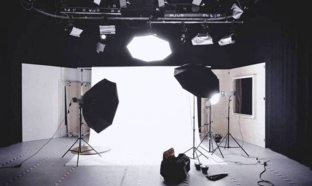 Χαμός σε ζωντανή σύνδεση! Απίστευτο ατύχημα για δημοσιογράφο (vid) 