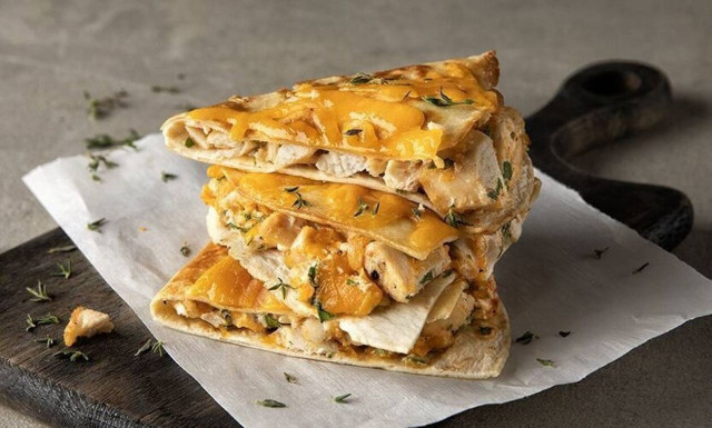 Άκης Πετρετζίκης: Quesadillas με κοτόπουλο