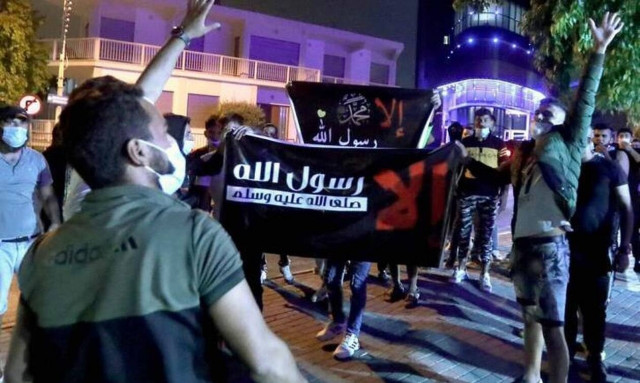 Κύπρος: Ένταση και προκλήσεις από μουσουλμάνους - Kατέβασαν τη σημαία από τη γαλλική πρεσβεία