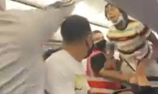 Χαμός σε πτήση: Δεν φόραγε μάσκα και έγινε... πανικός (video)