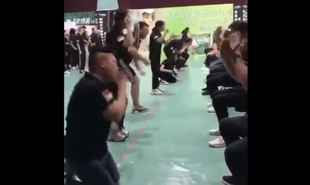 Κίνα: Υπάλληλοι αυτοχαστουκίζονται για να... σκληραγωγηθούν! (video)