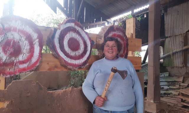 Γιαγιά... έχεις ταλέντο: Είναι πρωταθλήτρια στο πέταγμα τσεκουριών! (video)