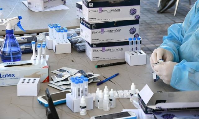 Δημοσκόπηση - Κορονοϊός: Πώς κρίνουν οι πολίτες τα νέα μέτρα και τους χειρισμούς Μητσοτάκη