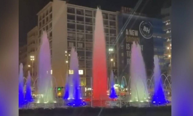 Το σιντριβάνι της Ομόνοιας φωταγωγήθηκε στα χρώματα της γαλλικής σημαίας