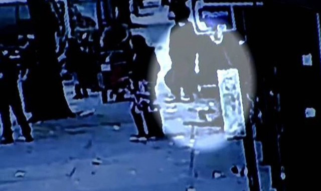 Έπεσε σε τρύπα με αρουραίους - Κατέρρευσε το πεζοδρόμιο! (video)