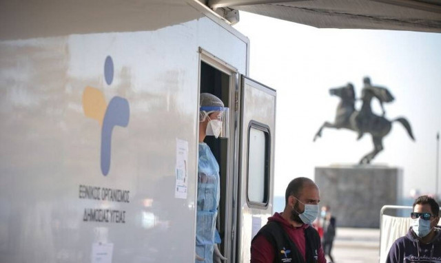 Κορονοϊός: Έντονη ανησυχία Αρκουμανέα για Θεσσαλονίκη – Ουρές για τα rapid tests