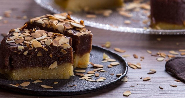 Άκης Πετρετζίκης: Χαλβάς με μανταρίνι και σοκολάτα