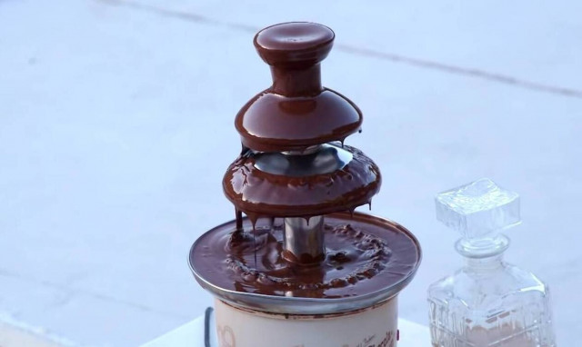 The Bachelor: «Καυτά» φιλιά σε μπανιέρα γεμάτη… σοκολάτα (video)