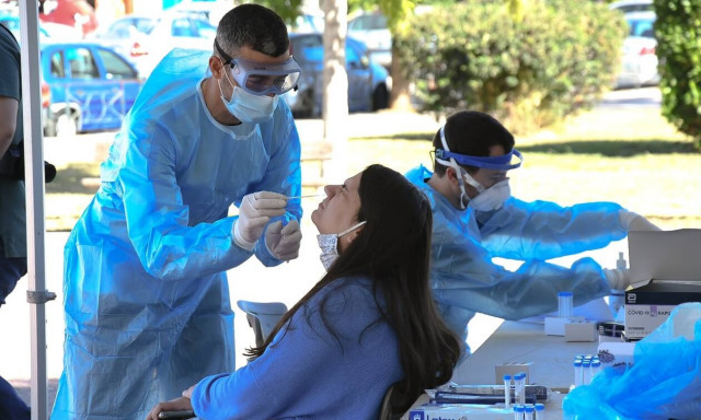 Κορονοϊός - Βατόπουλος: Αυξήθηκε η δυνατότητα του ιού να μεταφέρεται από άνθρωπο σε άνθρωπο