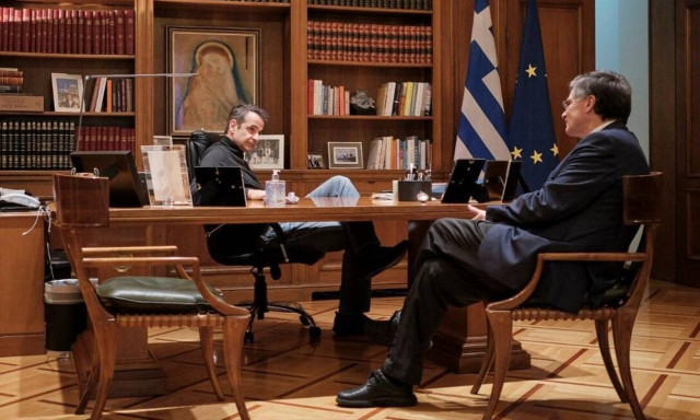 Όλη η αλήθεια για τα «σκονάκια» του Μαξίμου προς τα ΜΜΕ