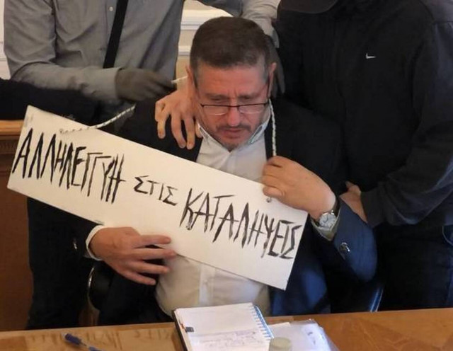 Αντιεξουσιαστές πέρασαν ταμπέλα στο λαιμό του πρύτανη της ΑΣΟΕΕ - Σοκάρει η εικόνα