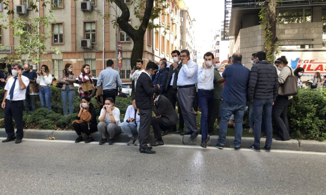 Σεισμός: Χάος και θάνατος στη Σμύρνη - 4 νεκροί, 120 τραυματίες και δεκάδες εγκλωβισμένοι