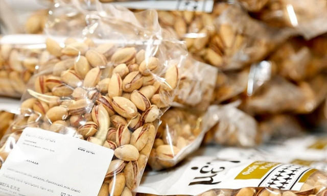 Κορονοϊός: «Έφαγε» πρόστιμο επειδή έτρωγε φιστίκια στο παγκάκι - Κέρδισε δωρεάν προϊόντα!