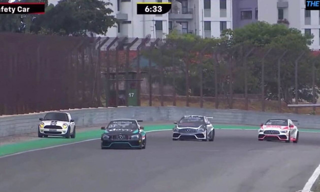 Δεν ξανάγινε: Γυναίκα οδηγός μπήκε κατά λάθος σε πίστα κατά τη διάρκεια αγώνα (vid)