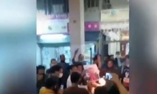 Ισλαμιστές έκαψαν εικόνες του Εμανουέλ Μακρόν στο κέντρο της Αθήνας