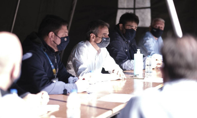 Σεισμός Σάμος: Λουλούδια στο σημείο της τραγωδίας άφησε ο Κυριάκος Μητσοτάκης