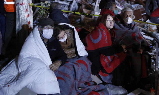 Σμύρνη: Συγκλονιστικές στιγμές στα χαλάσματα - Μία γυναίκα με τα 3 της παιδιά ανασύρθηκαν ζωντανοί