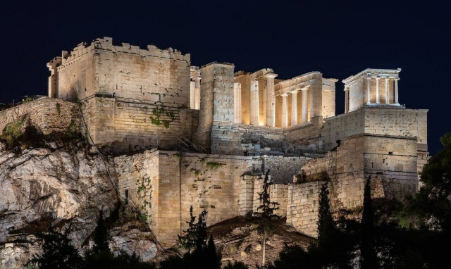 Απάντηση της Μενδώνη για τα τσιμέντα στην Ακρόπολη - «Έχετε πάει την τελευταία 20ετία;»