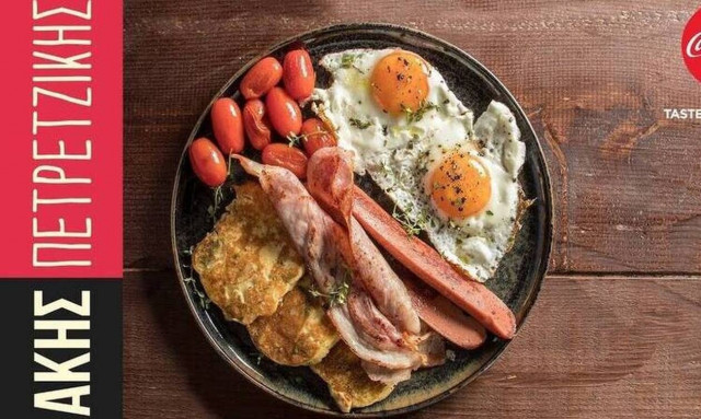 Λαχταριστή συνταγή για pancakes πατάτας με αβγά και μπέικον από τον Άκη Πετρετζίκη