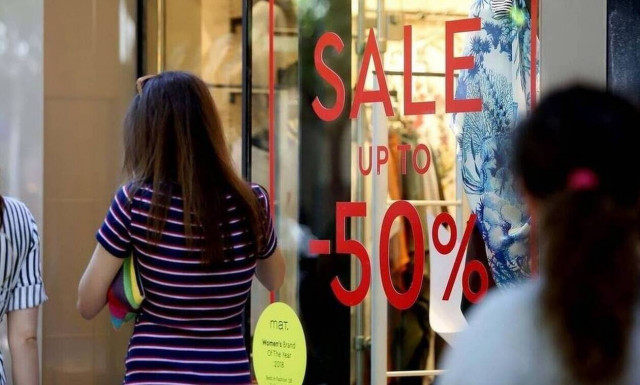 Πότε ξεκινούν οι ενδιάμεσες φθινοπωρινές εκπτώσεις και πόσο θα διαρκέσουν