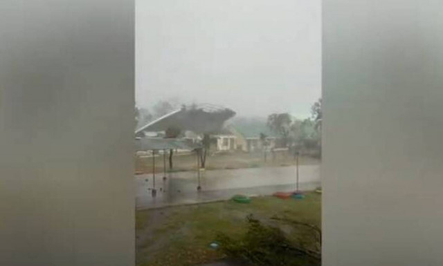 Φιλιππίνες: Η τρομακτική στιγμή που τυφώνας «ξεκολλάει» οροφή σχολείου (video)