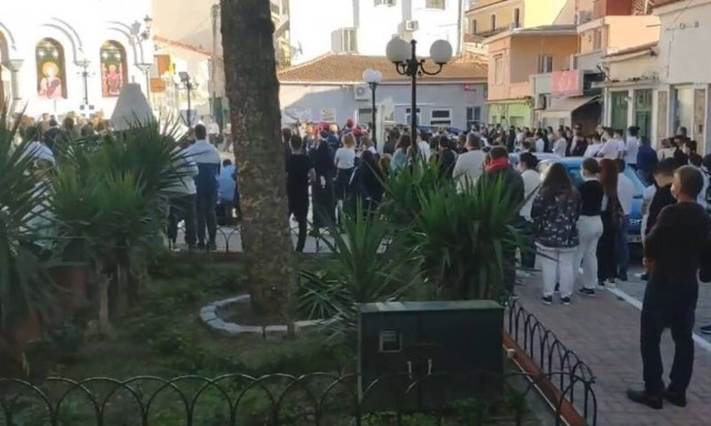 Σάμος: Οδύνη και σπαραγμός στις κηδείες της Κλαίρης και του Άρη - Στα λευκά οι συμμαθητές τους