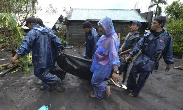 Φιλιππίνες: Τυφώνας σάρωσε τα πάντα – Τέσσερις νεκροί και 345.000 άστεγοι (vids+pics)