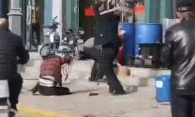 Χτυπά μέχρι θανάτου τη γυναίκα του στη μέση του δρόμου και κανείς δεν αντιδρά (ΣΚΛΗΡΕΣ ΕΙΚΟΝΕΣ)