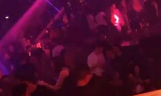 Κορονοϊός: Το αδιαχώρητο σε μεγάλο club της Αθήνας για το… τελευταίο πότο (pics)