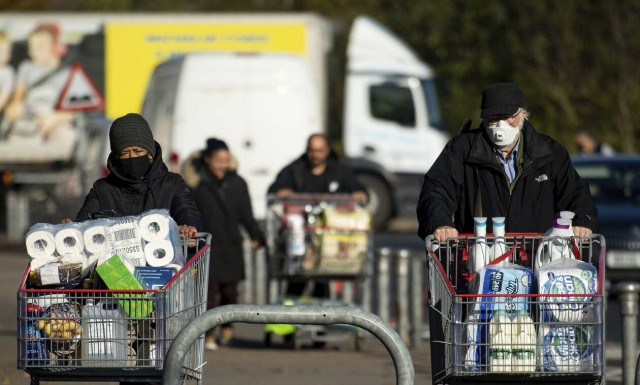 Κορονοϊός: Ο πανικός επέστρεψε στη Βρετανία - Άδειασαν τα ράφια των σούπερ μάρκετ λόγω lockdown